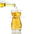 Mulheres moldam o copo de cerveja de cerveja de vidro